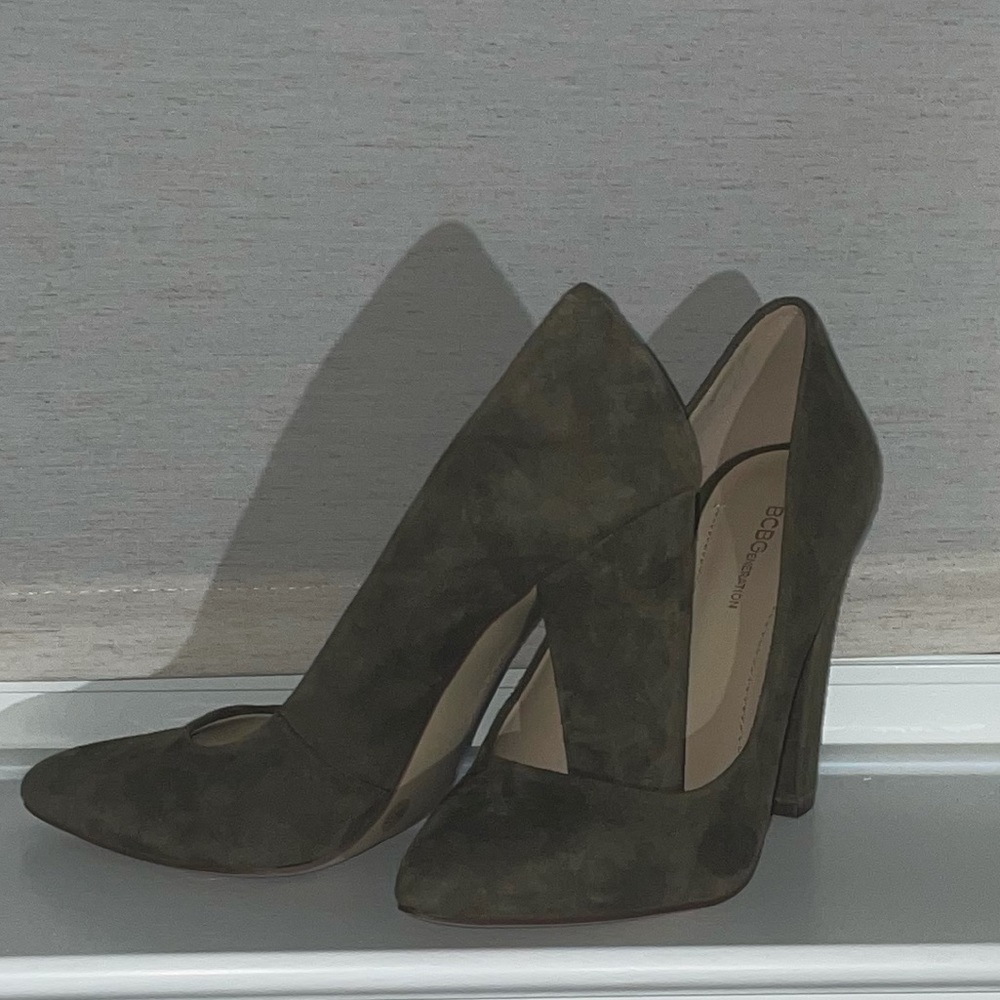 Army green BCBGeneration high heel size 7